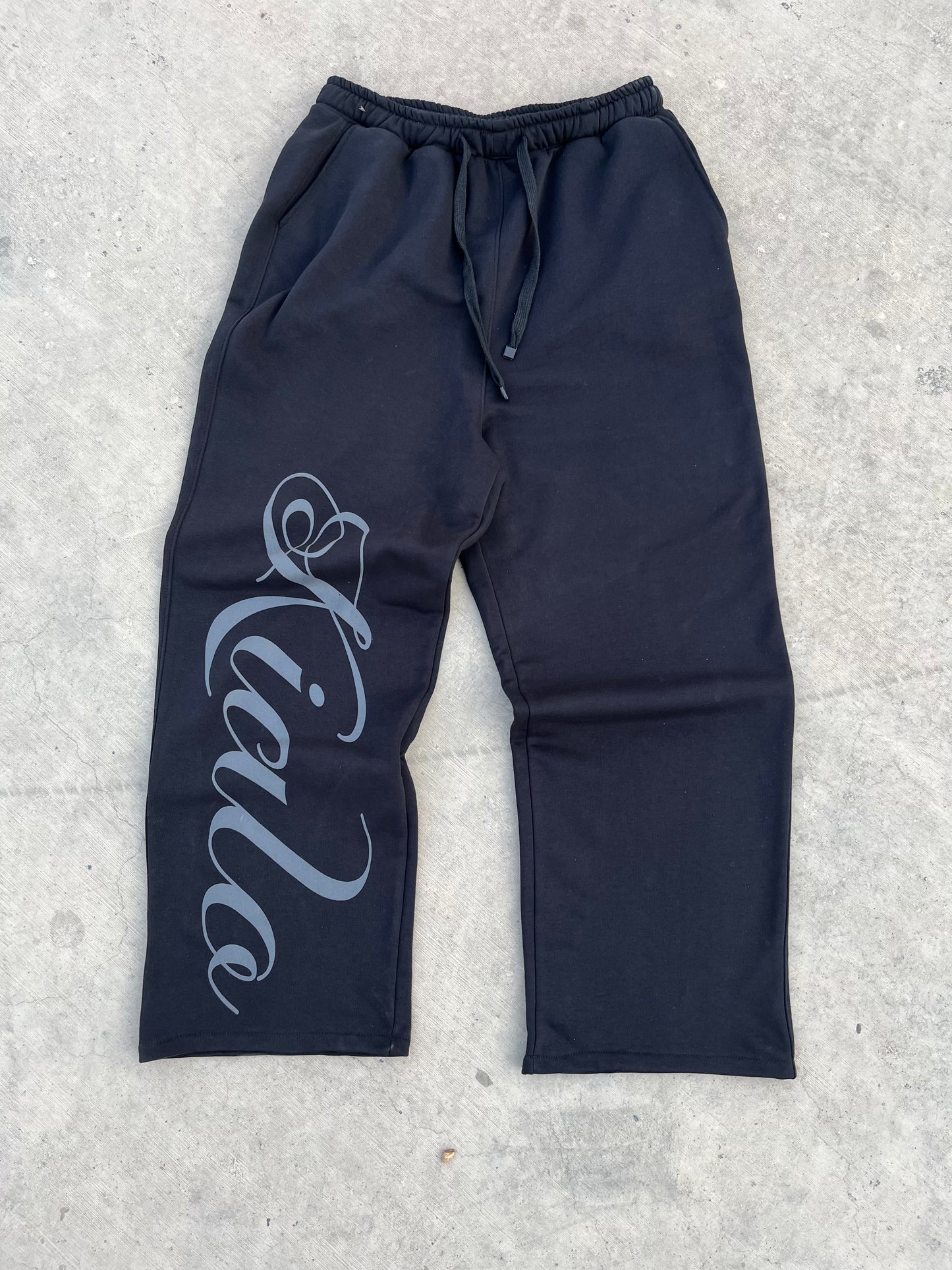 Baggy fit sweatpants [black]